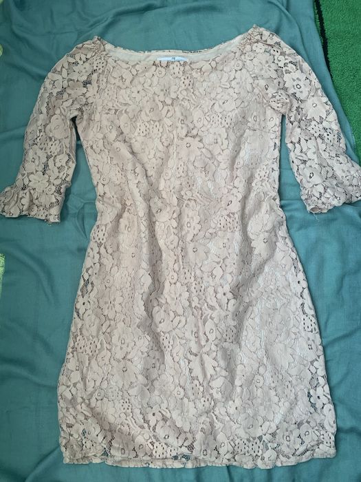 Платье из кружевной ткани пудрового цвета