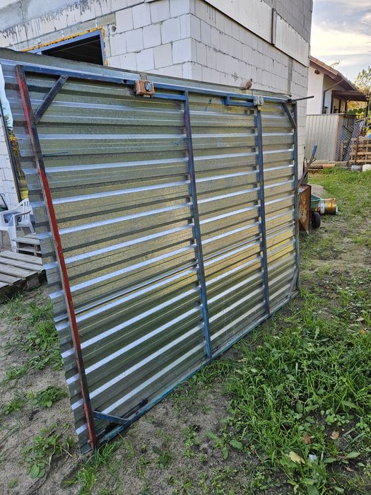 Brama garażowa z blachy