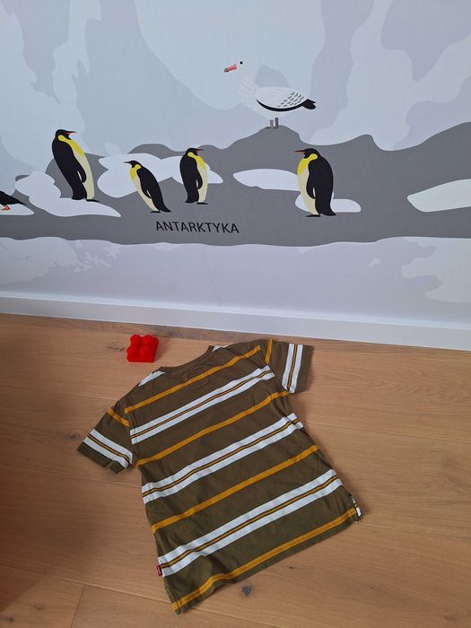 T-shirt elegancki w paski, z kieszonką dla chłopca- levis: like new:viralowy brąz w 2026r.