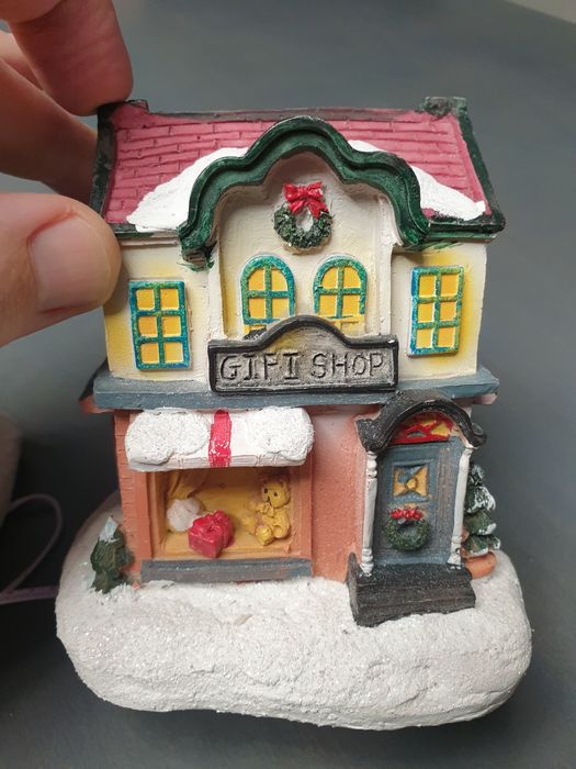 Dekoracje świąteczne domki z światełkami led