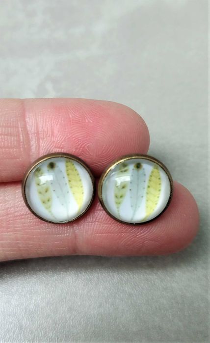 Kolczyki sztyfty wkrętki trzy pióra szaro żółte