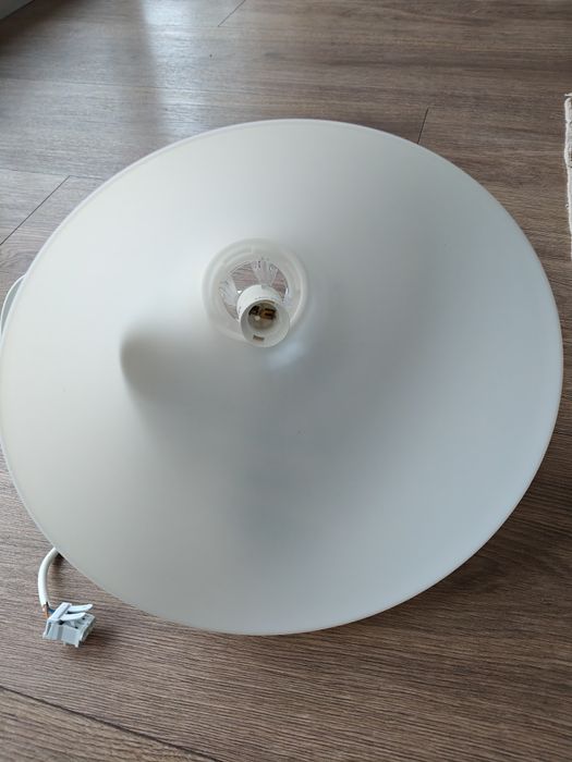 Biała lampa IKEA