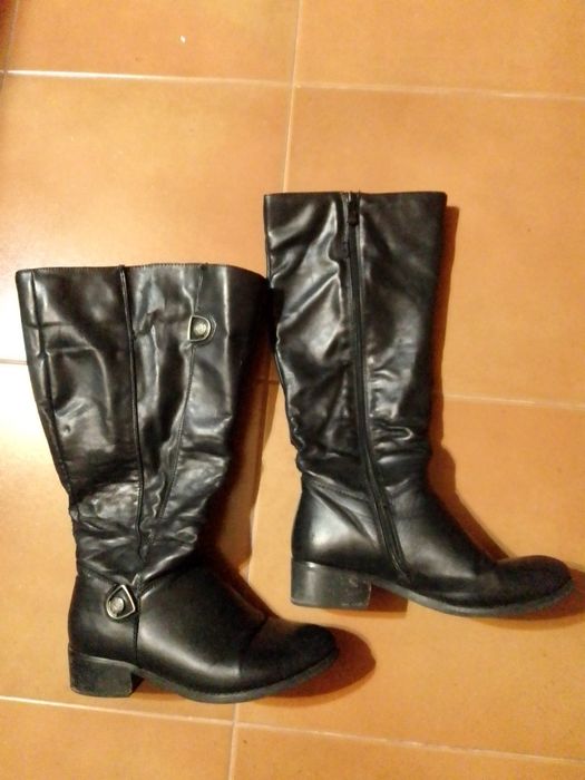 Botas em pele ainda em muito bom estado.
