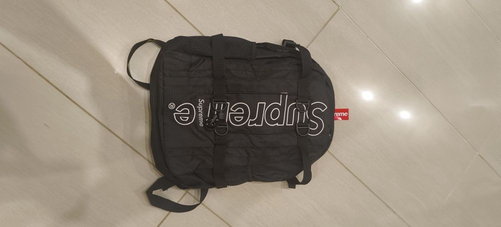 Czarny plecak supreme