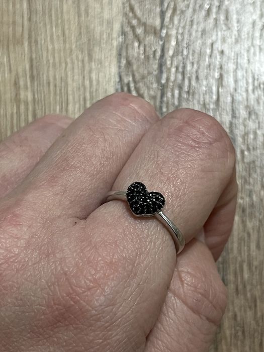 Srebrny pierścionek z czarnym sercem
