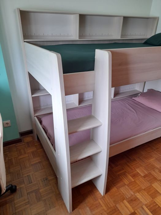 Beliche com prateleiras