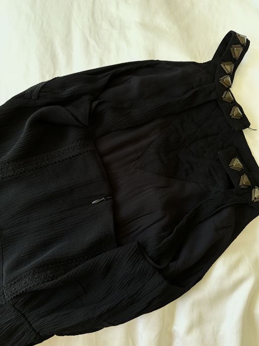 Vestido maxi Guess preto com apliques dourados