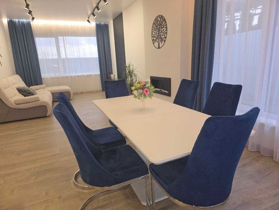 Продам дом на берегу озера с бассейном в КГ"Межречье" от собственника.