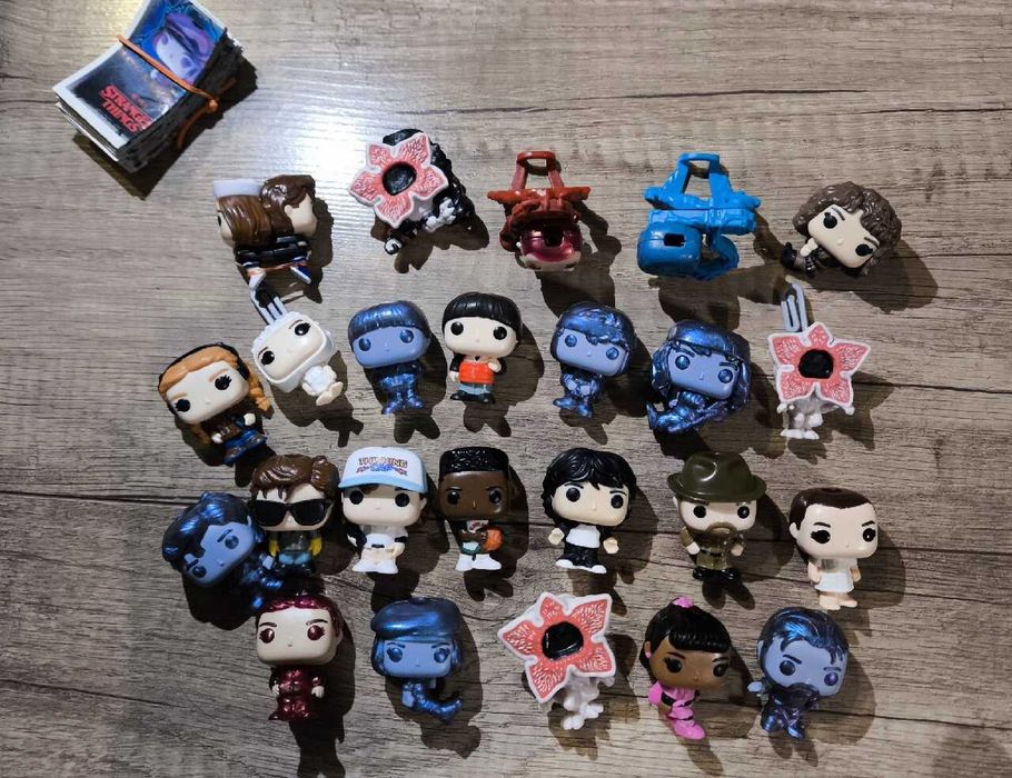 Na sprzedaż oferuję wszystkie 24 figurki z serii Funko Pop Kinder Joy Stranger Things wraz z karteczkami i sznureczkami :)