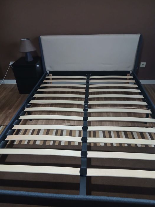 Cama 140x190cm com colchão e mesa de apoio