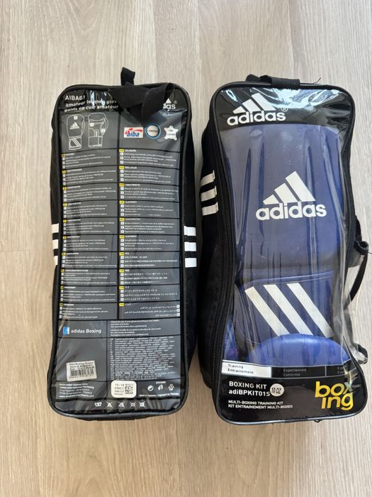 Vendo dois pares de luvas de competição oficiais AIBA e WAKO