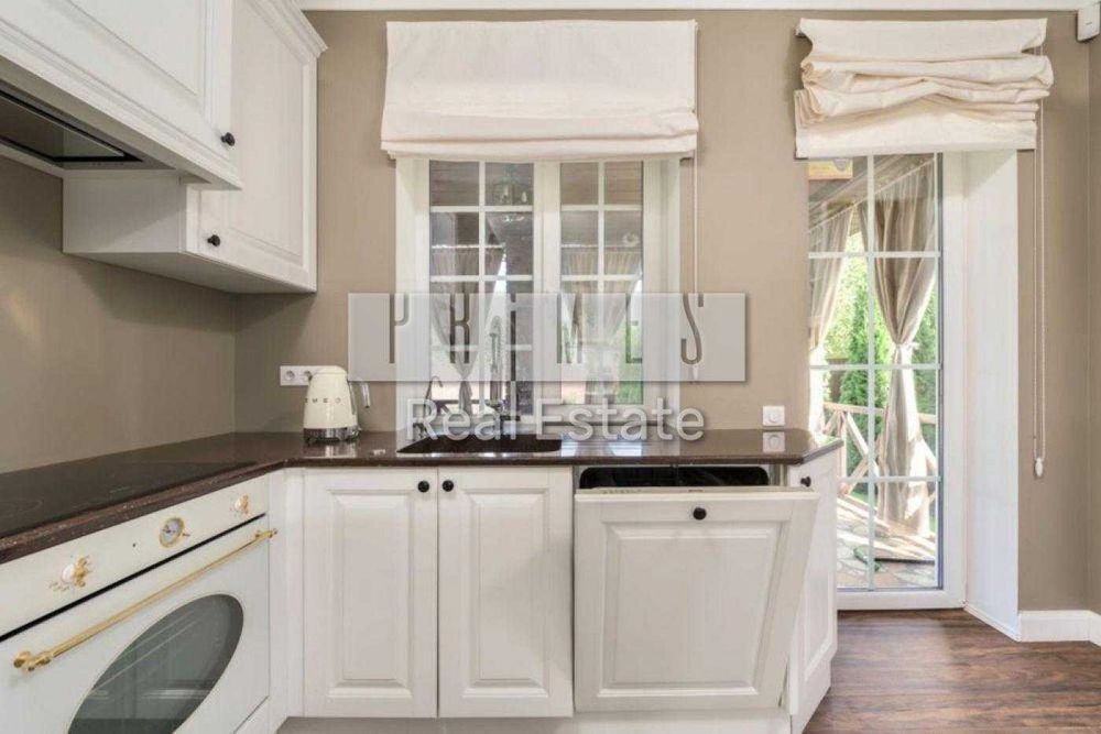 Продаж сучасного котеджу, з терасою та басейном, Романків