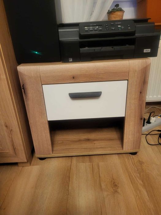 Łóżko 140x200 z szafkami nocnymi i materacem