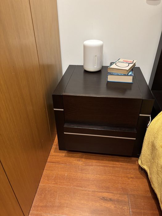 Quarto de Madeira mesa e cabeceiro e colchao