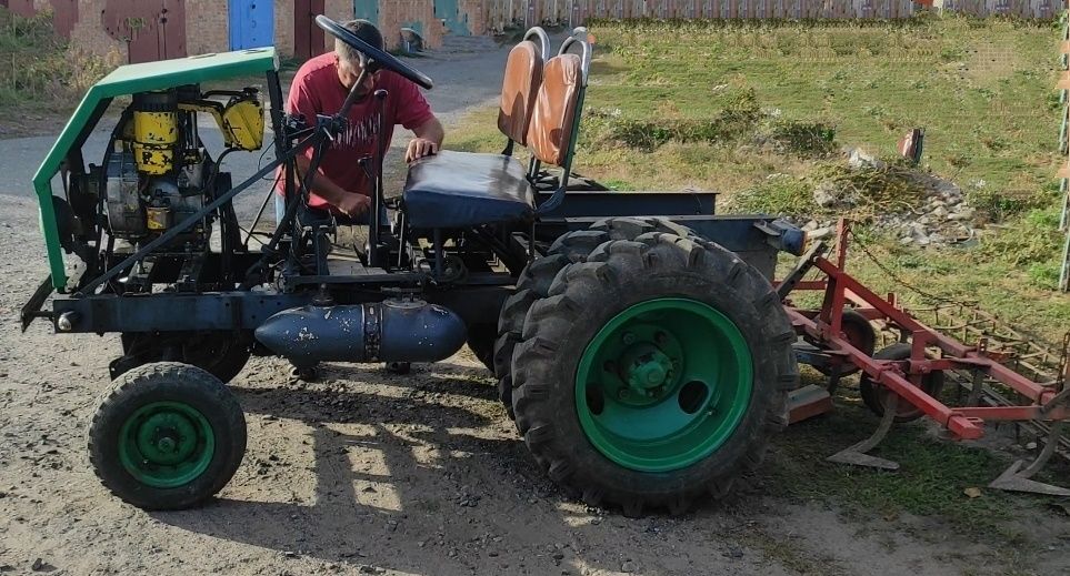 Трактор з плугом та культиватором