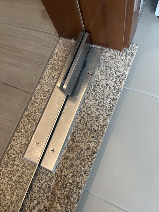 Porta de vidro e mola pavimento