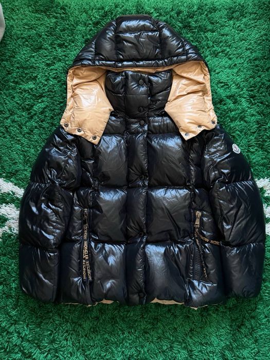 Sprzedam czarną kurtke puchową moncler parana