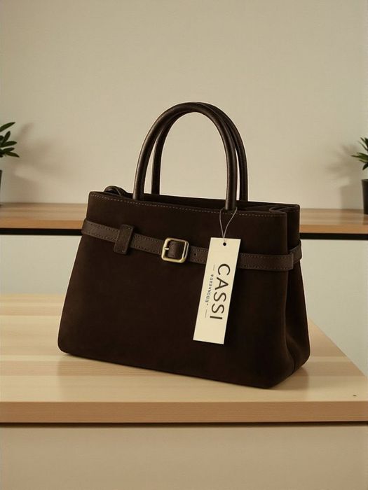 Czekoladowa torebka CASSI z paskiem – elegancka, modna, welurowa