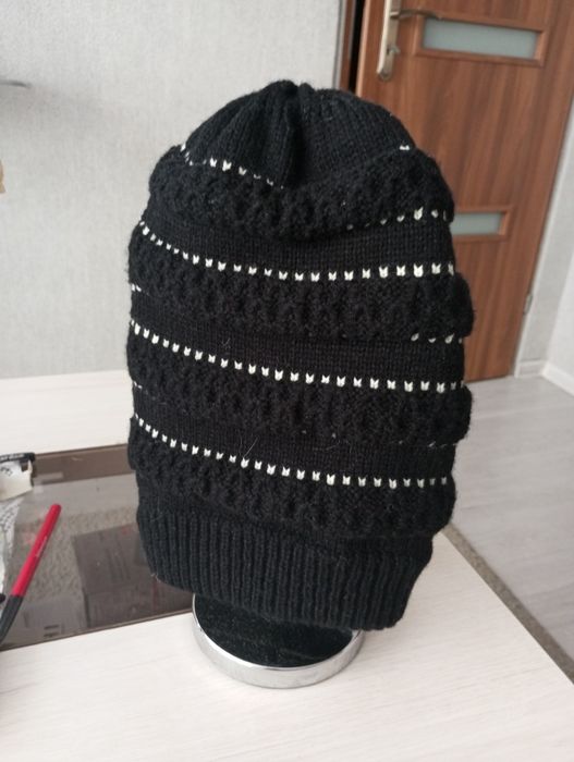 Piękna czarna czapka damska