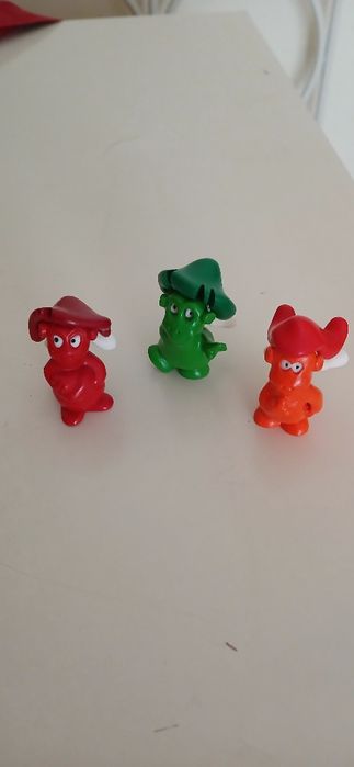 Três figuras Painty Ten, de 2006, novas