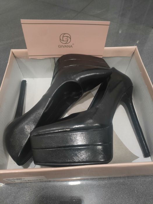 Czarne szpilki na platformie Givana