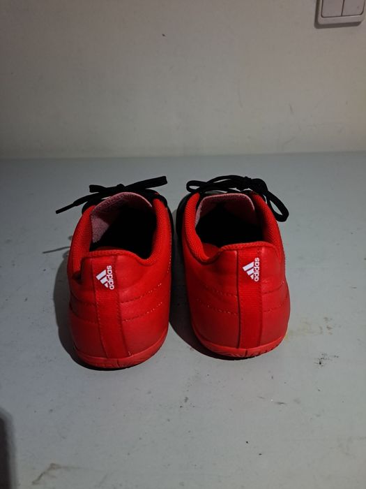 Vendo um pare de ténis adidas vermelhos em preto n-41 como novos.