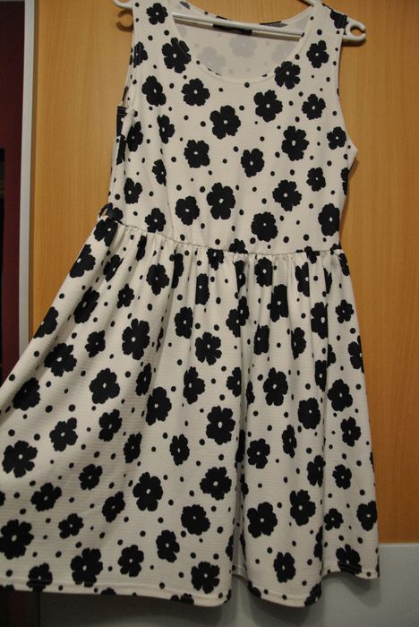 sukienka biała w czarne kwiatki, rozmiar 42 , bal, wesele, sylwester