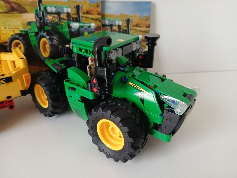 LEGO Technic 42136 - Traktor John Deere 9620R 4WD