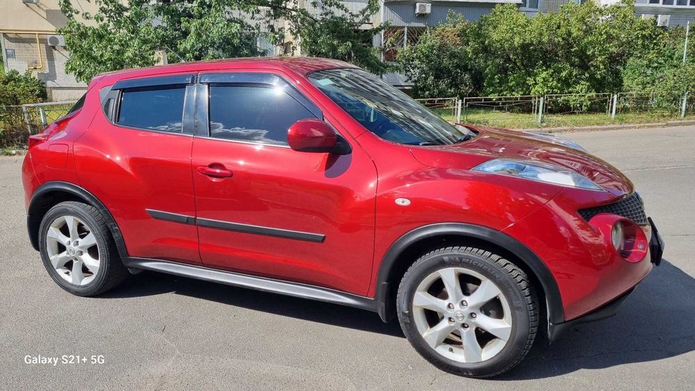 Продам автомобиль Nissan Juke 2012 года красного цвета