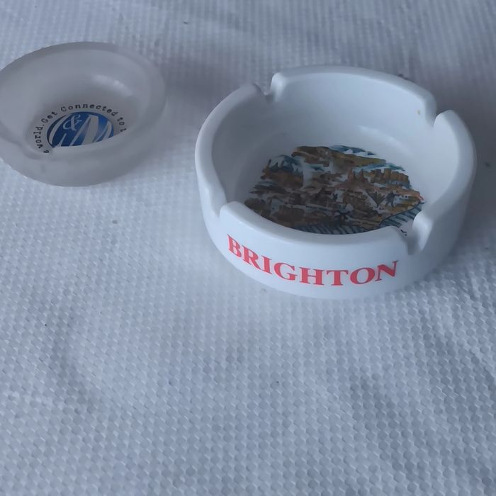 Vendo dois cinzeiros