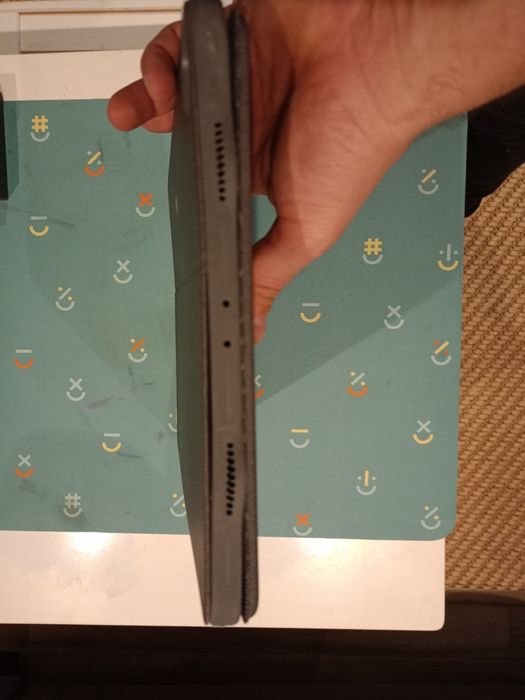 Etui z klawiaturą Logitech- uszkodzona.