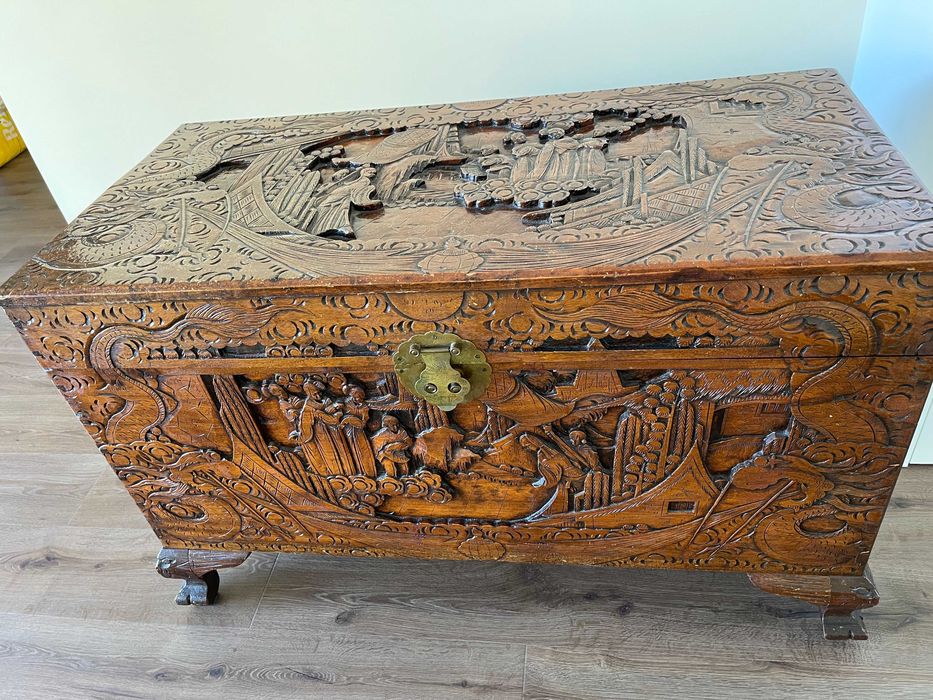 Bau em cânfora talhada - vintage