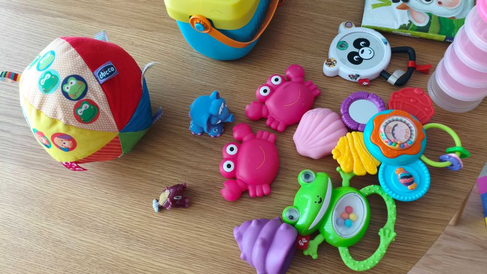 Lote de brinquedos e livros de bebé — Fisher-Price, Chicco e outros
