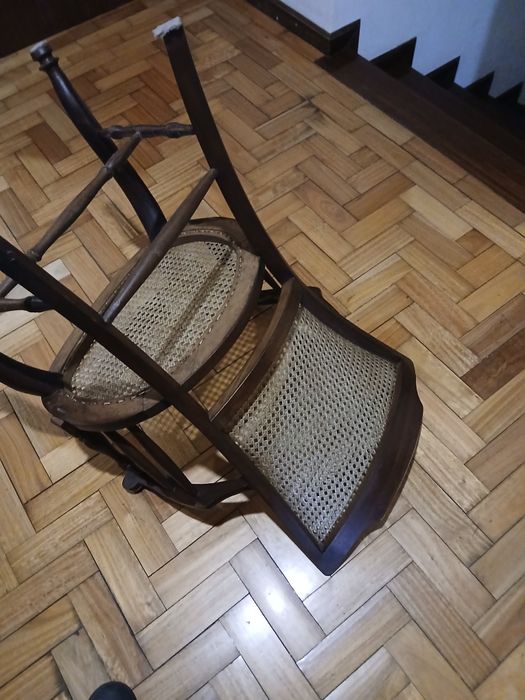 Cadeira antiga bom estado