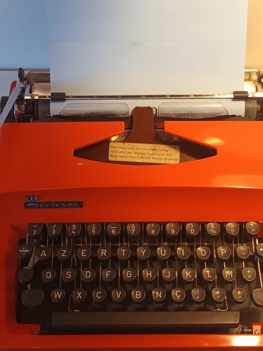 Maquina de escrever portátil Adler Contessa de Luxe de cor laranja
#ma