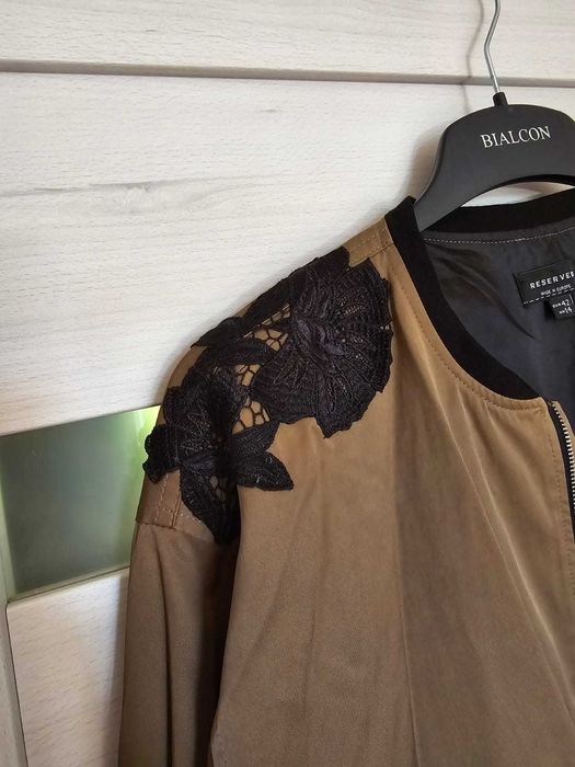 Bomberka lekka kurtka khaki ozdobne haftowane kwiaty Reserved 42 NOWA