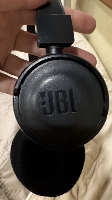Продам  безпровідні накладні Bluetooth- навушники JBL T450BT
