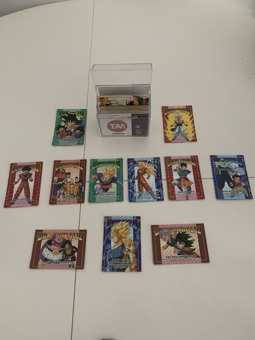 Coleção de cartas Yu-Gi-Oh e Dragon Ball Z com muitas foils