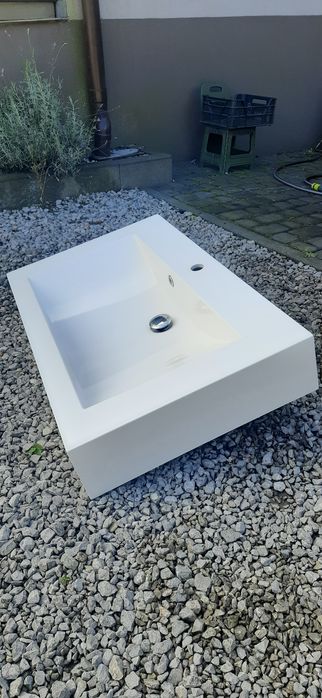 Duża umywalka nablatowa z baterią