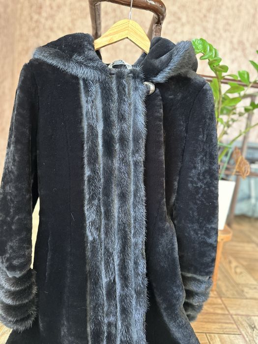 Жіноча шуба з мутону, встаки з песця