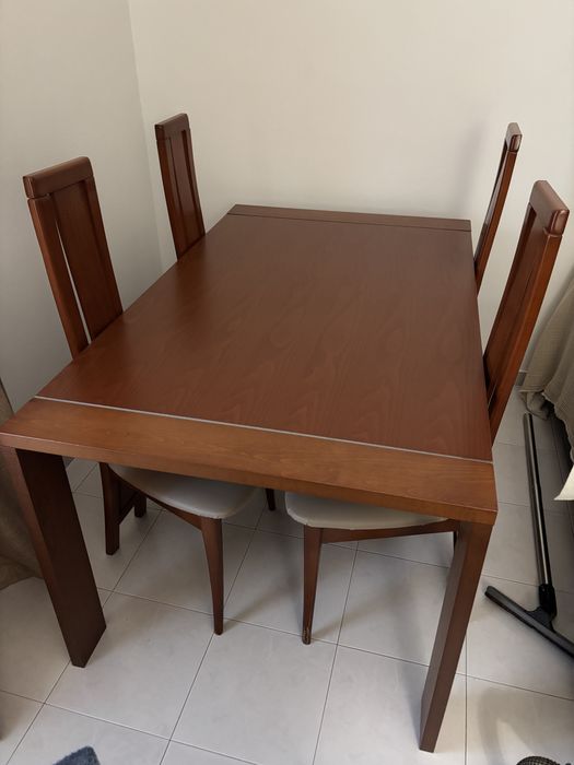 Mesa de jantar em madeira de cerejeira e cadeiras em bom estado