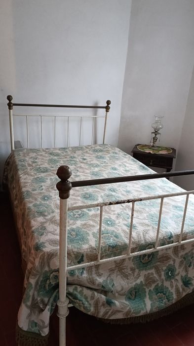 4 camas + 1 cómoda + 1 espelho