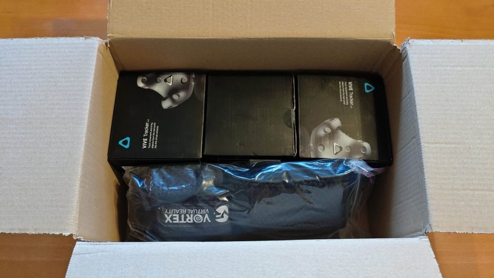 3 trackery Vive Trackers 3.0 + dongle (+ stacje na dongle i kable OEM), oryginalne opakowanie + pasy Vortex Virtual Reality full-body tracking/FBT