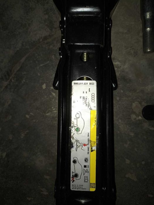 Органайзер Audi Q5 2018-2020 (80A) 80A011031