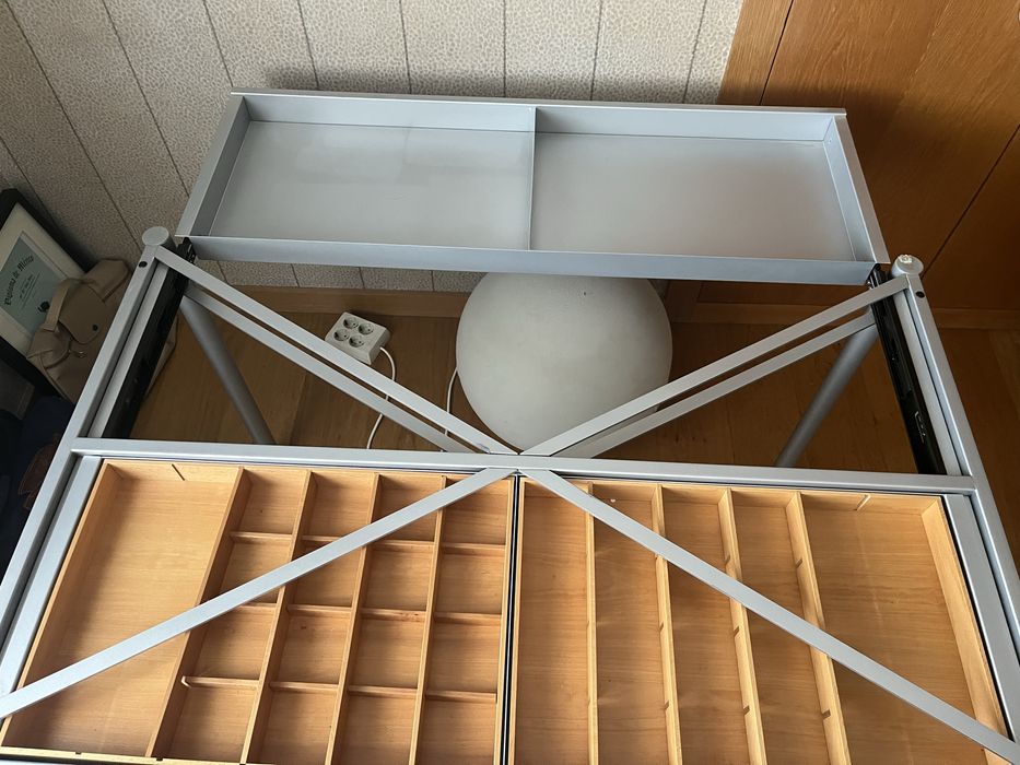 Secretária de design com arrumação