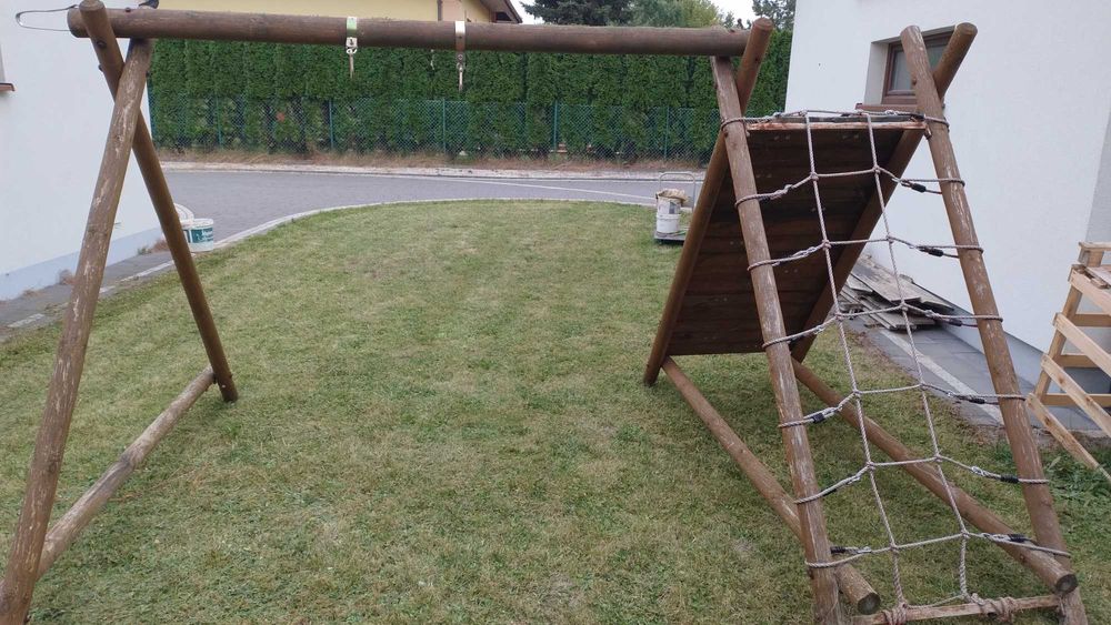 Ścianka wspinaczkowa i huśtawka dla dzieci