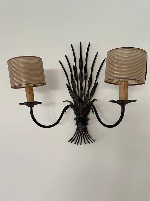 Dois apliques elegantes em ferro forjado como novos