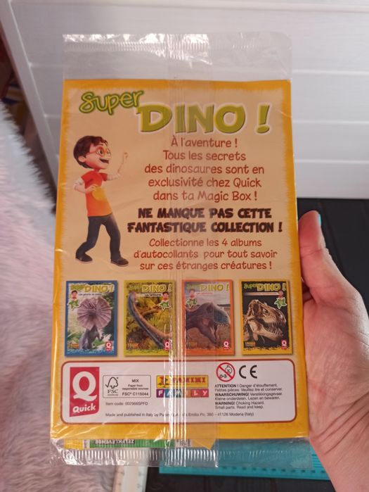 Альбом про динозаврів з 3 наліпками на італійській мові