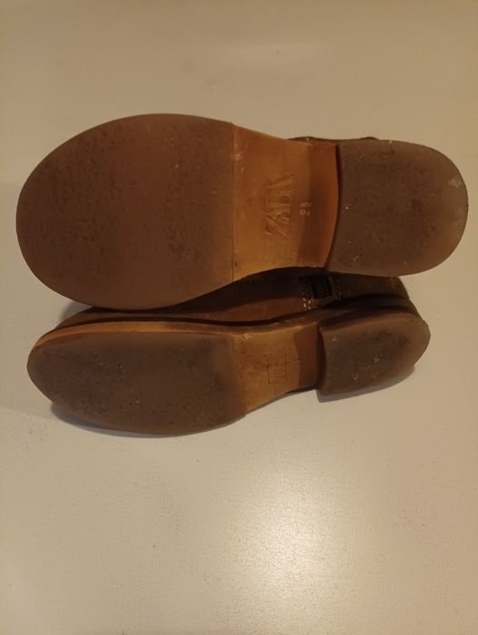 Botas de pele para criança,em castanho,de marca Zara, tamanho 28,botas praticamente novas.