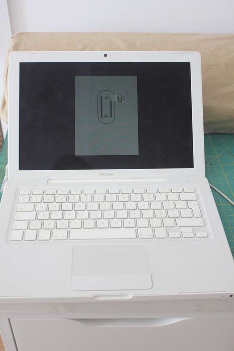 Apple MacBook 13" with 2.4 GHz, 2 GB RAM, 160 GB HDD, SD card slot64409363602946122